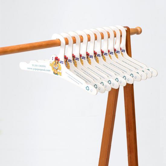 Individuell bedruckter Kleiderbügel aus Karton