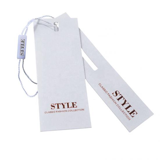 weißes Modepapier hängen Etikett für Kleidungsstück 