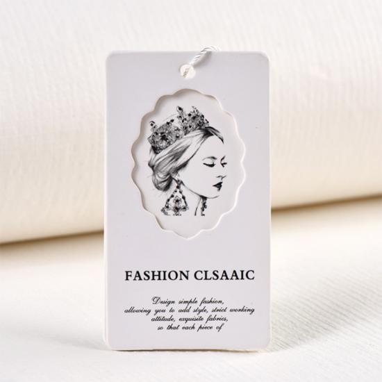 weißes Modepapier hängen Etikett für Kleidungsstück 