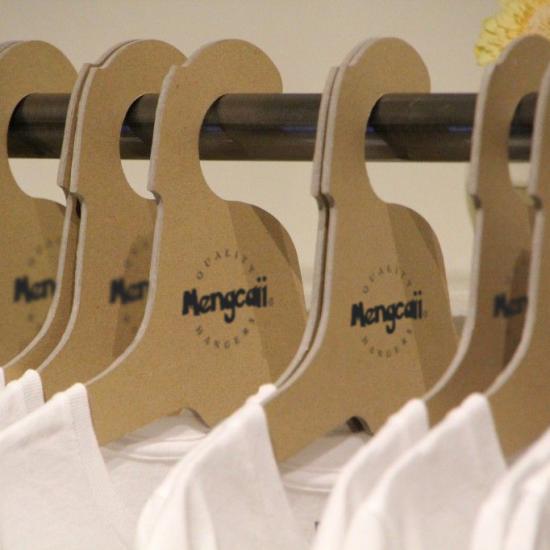 Kleiderbügel aus recyceltem Karton