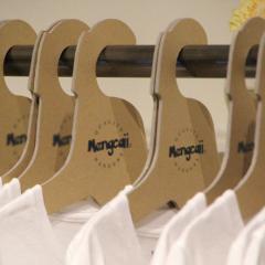 Kleiderbügel aus recyceltem Karton