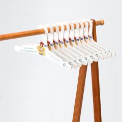 Individuell bedruckter Kleiderbügel aus Karton